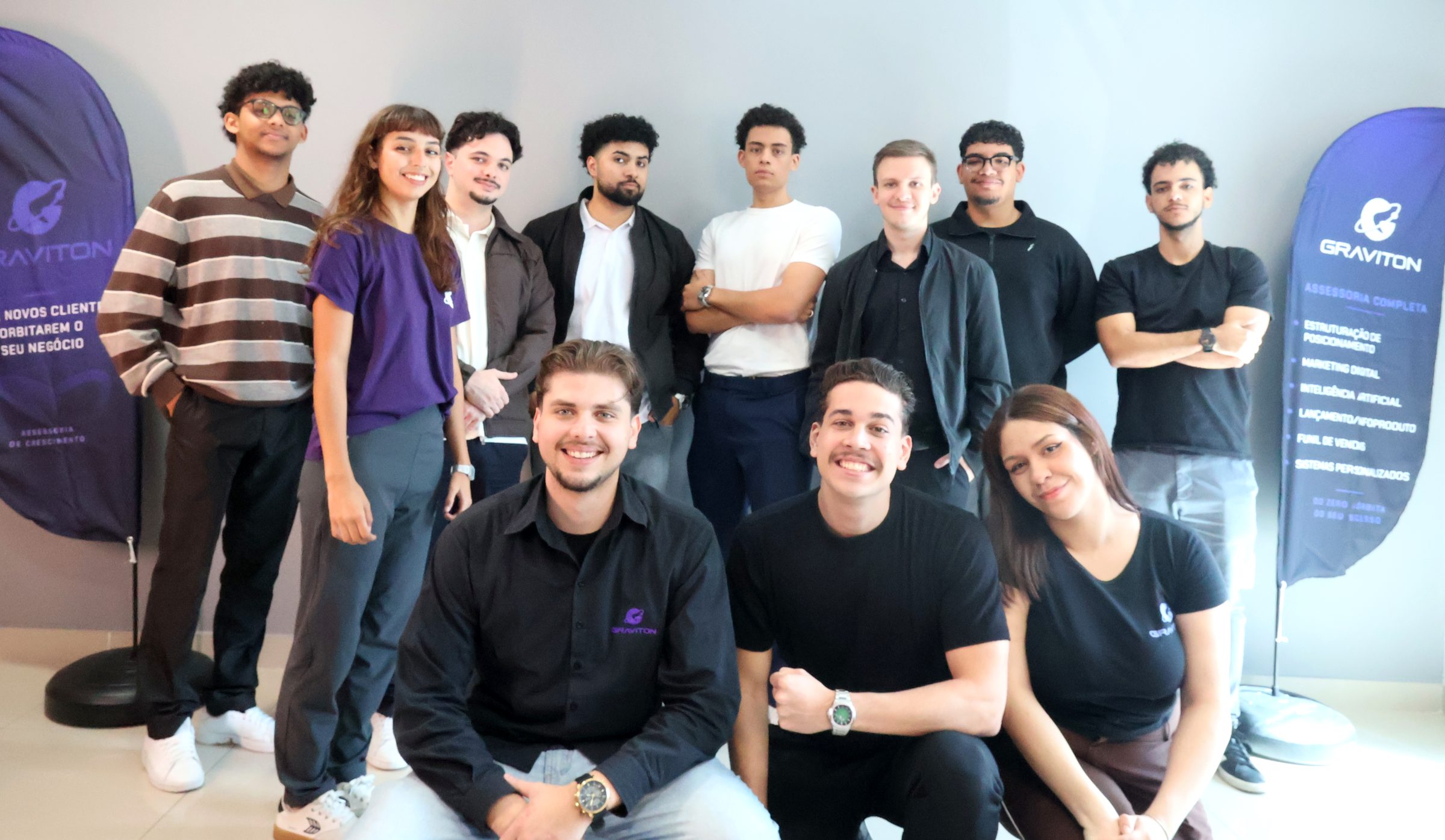 Time da ag&ecirc;ncia Graviton reunido no escrit&oacute;rio